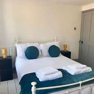 Quirky 2 Bed House, Sleeps 5, Near City Centre With Summer House, Garden & Parking Work Contractor Leisure - Topaz Cambridge (Cambridgeshire)